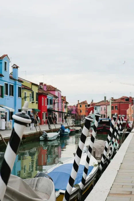 Framed Print : Brightly painted homes on the island of Burano, Italy Framed Print : Brightly painted homes on the island of Burano, Italy