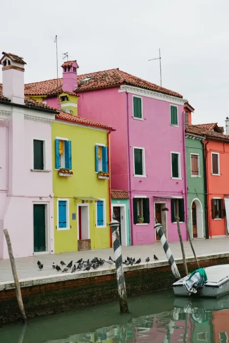 Framed Print : Brightly painted homes on the island of Burano, Italy Framed Print : Brightly painted homes on the island of Burano, Italy