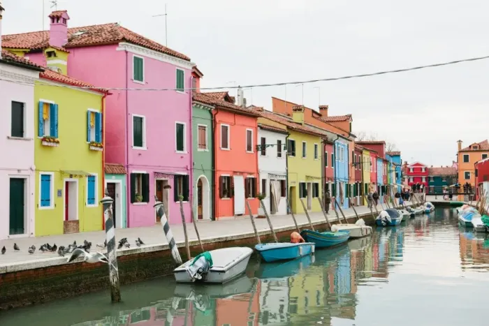 Framed Print : Brightly painted homes on the island of Burano, Italy Framed Print : Brightly painted homes on the island of Burano, Italy