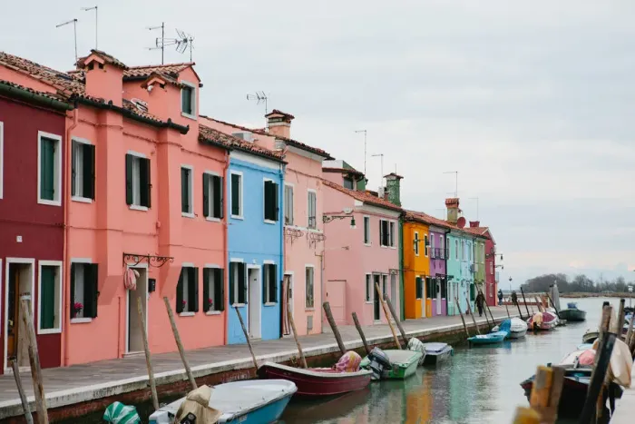 Framed Print : Brightly painted homes on the island of Burano, Italy Framed Print : Brightly painted homes on the island of Burano, Italy