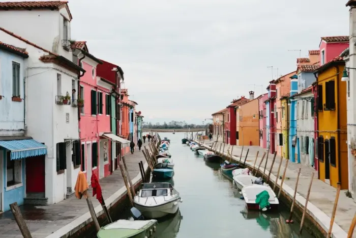 Framed Print : Brightly painted homes on the island of Burano, Italy Framed Print : Brightly painted homes on the island of Burano, Italy