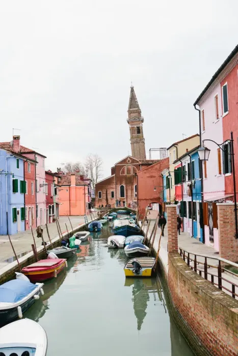 Framed Print : Brightly painted homes on the island of Burano, Italy Framed Print : Brightly painted homes on the island of Burano, Italy