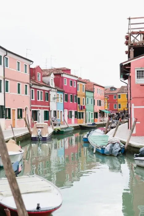 Framed Print : Brightly painted homes on the island of Burano, Italy Framed Print : Brightly painted homes on the island of Burano, Italy