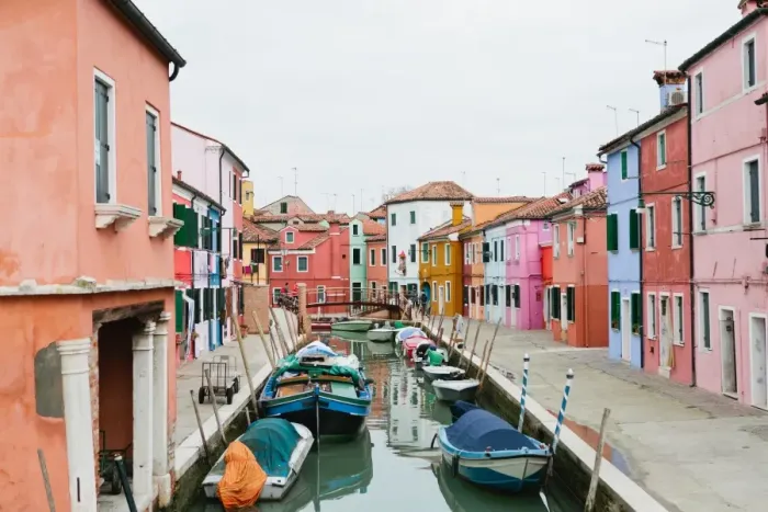 Framed Print : Brightly painted homes on the island of Burano, Italy Framed Print : Brightly painted homes on the island of Burano, Italy
