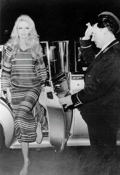 Framed Print : Brigitte Bardot Arriving Barefoot