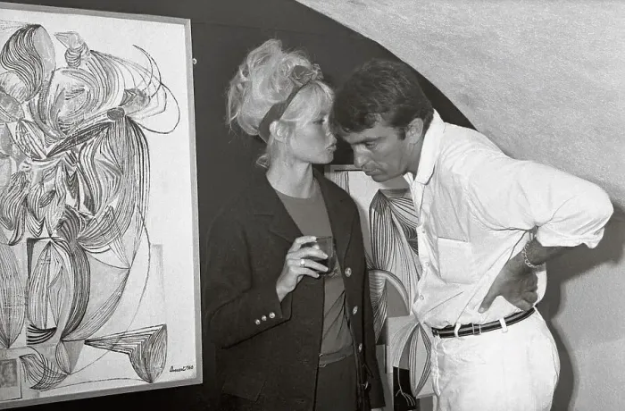 Framed Print : Brigitte Bardot Whispering to Jacques Dussart Framed Print : Brigitte Bardot Whispering to Jacques Dussart