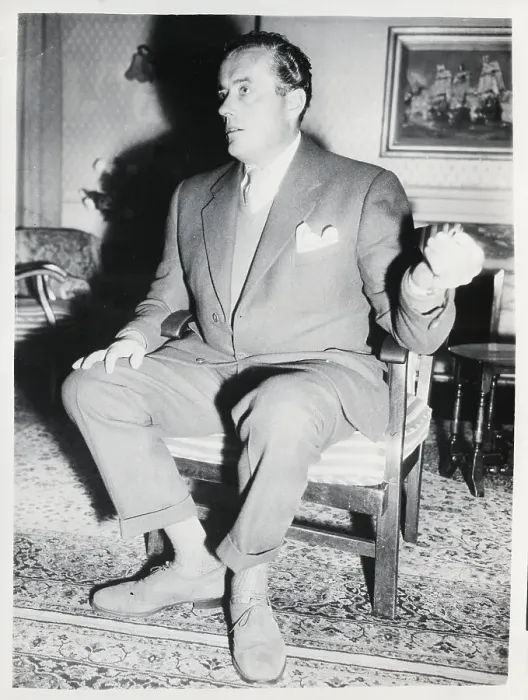 : British Entertainer Seated : British Entertainer Seated
