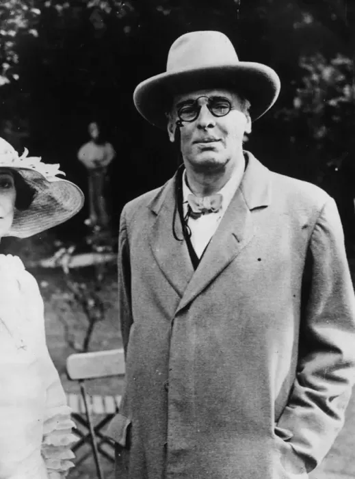 Framed Print : British Topical Press Agency (1903 - 1957) Framed Print : British Topical Press Agency (1903 - 1957)