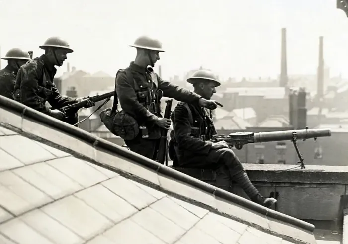 Framed Print : British Troops On Roof With Machine Gun Framed Print : British Troops On Roof With Machine Gun