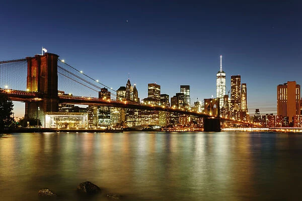 Brooklyn bridge and Manhattan at night, New York