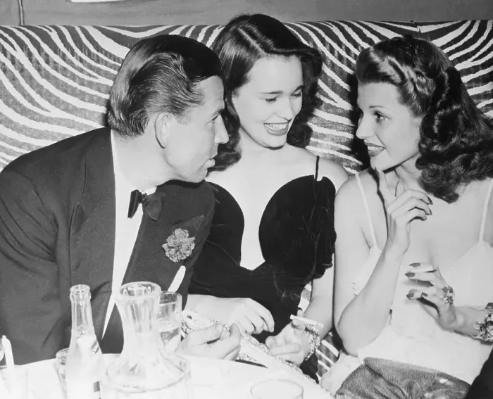 Framed Print : Bruce Cabot with Rita Hayworth and Gloria Vanderbilt Framed Print : Bruce Cabot with Rita Hayworth and Gloria Vanderbilt