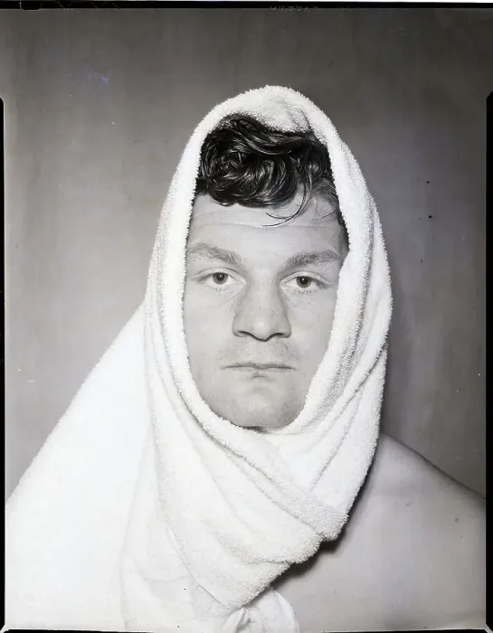Framed Print : Bruce Woodcock with Towel Over Head Framed Print : Bruce Woodcock with Towel Over Head