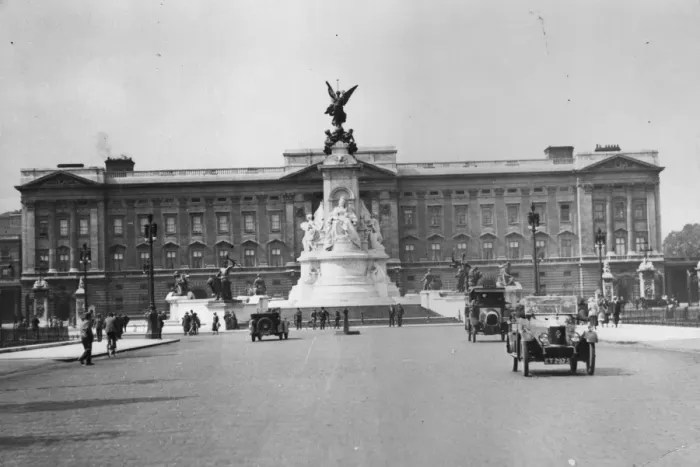 Framed Print : Buckingham Palace Framed Print : Buckingham Palace