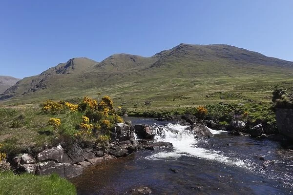 Bundorragha River, Ben Gorm mountain at the back, Doolough Valley, County Mayo, Connacht province, Republic of Ireland, Europe
