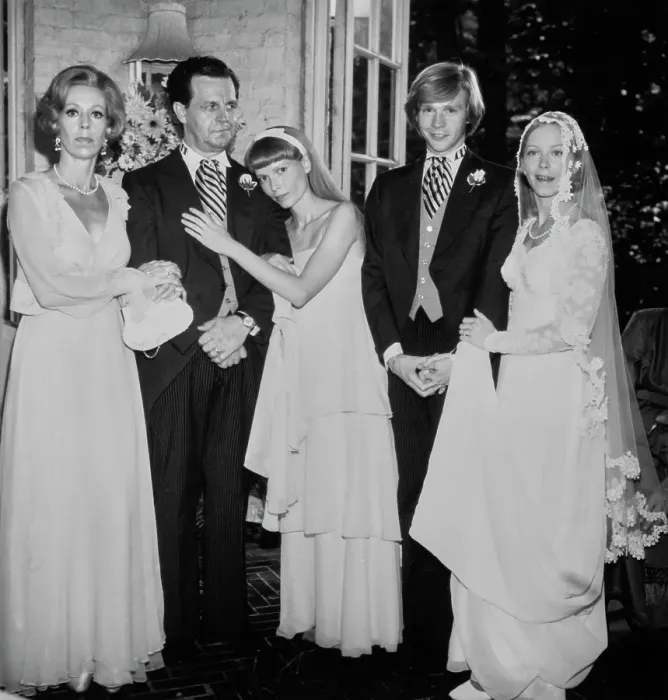 Framed Print : Burnett, Dooley, Farrow, Christopher And Stryker On Set A Wedding Framed Print : Burnett, Dooley, Farrow, Christopher And Stryker On Set A Wedding