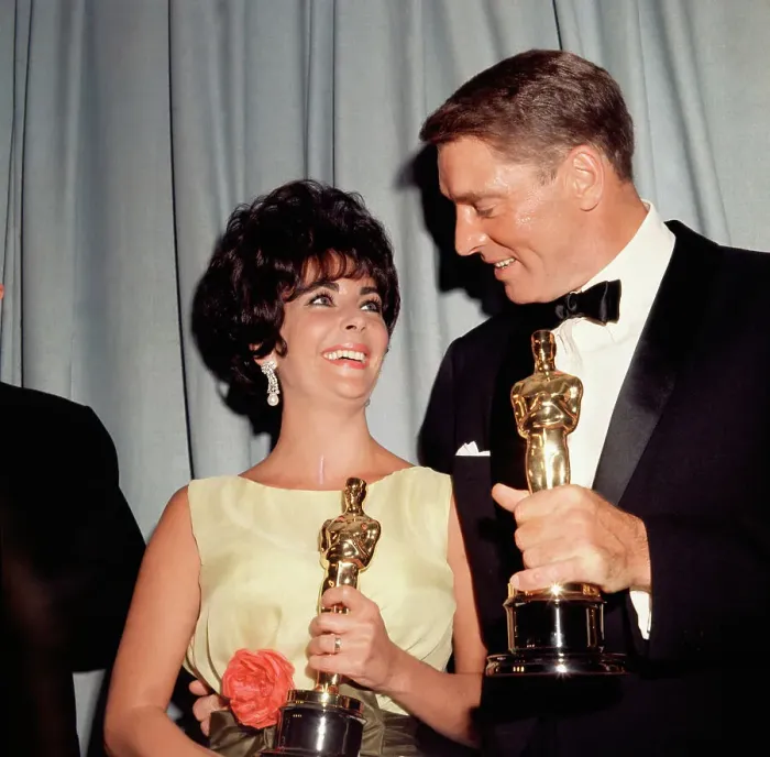 Framed Print : Burt Lancaster and Liz Taylor with Oscars Framed Print : Burt Lancaster and Liz Taylor with Oscars