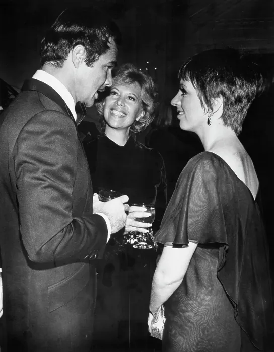 Framed Print : Burt Reynolds, Dinah Shore And Liza Minnelli Framed Print : Burt Reynolds, Dinah Shore And Liza Minnelli