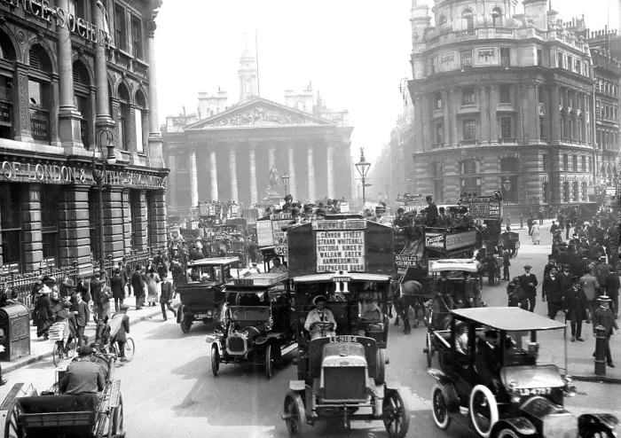 Framed Print : Bustling London Street
