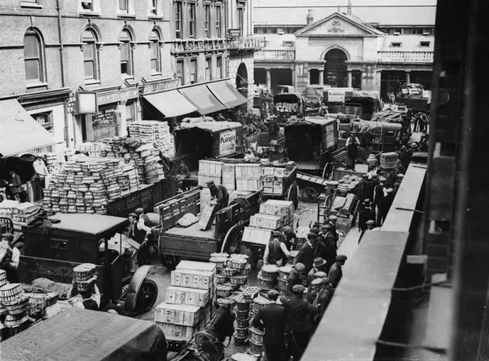 Framed Print : Busy Covent Market, London Framed Print : Busy Covent Market, London