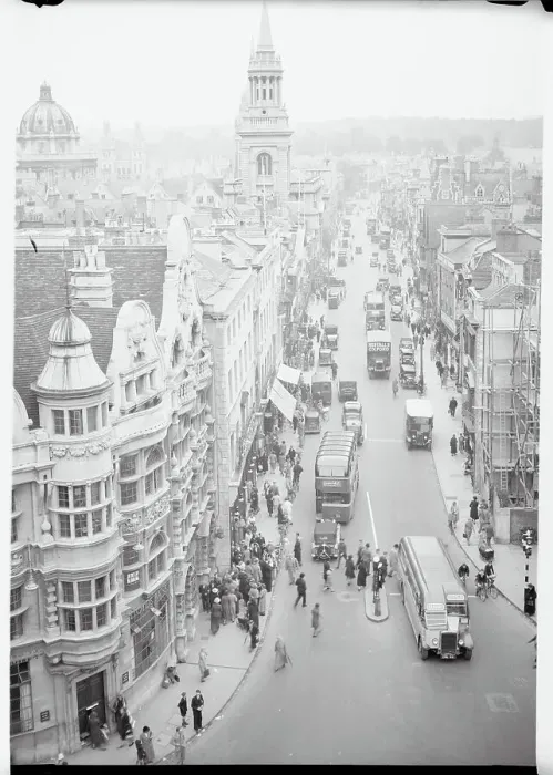 Framed Print : Busy Street Scene in Oxford