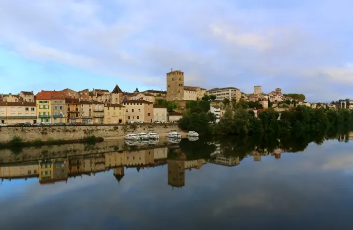 Framed Print : Cahors reflected in the river Lot, France Framed Print : Cahors reflected in the river Lot, France