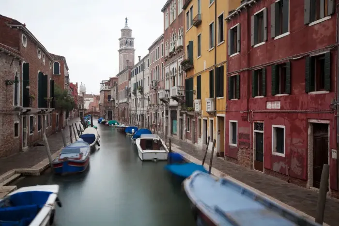 Framed Print : Canal with boats, Venice, Venezien, Italy Framed Print : Canal with boats, Venice, Venezien, Italy