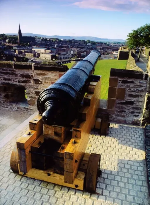 Framed Print : Cannon on a city wall, Derry City, Ireland