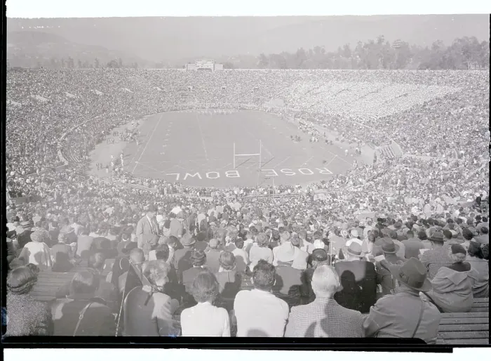 Framed Print : Capacity Crowd Sitting at the Rose Bowl Framed Print : Capacity Crowd Sitting at the Rose Bowl