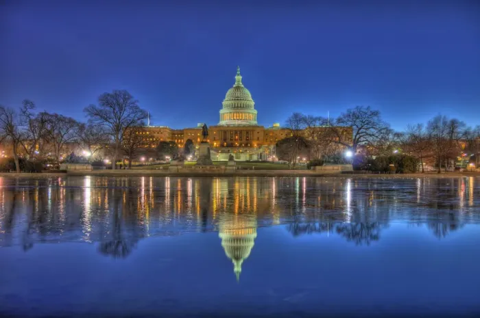 Framed Print : Capitol Building reflecting in lake Framed Print : Capitol Building reflecting in lake