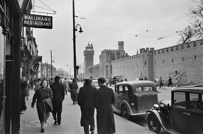 Framed Print : Cardiff Street Scene Framed Print : Cardiff Street Scene