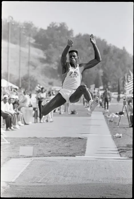 Framed Print : Carl Lewis W / Arms Raised Long Jumping Framed Print : Carl Lewis W / Arms Raised Long Jumping