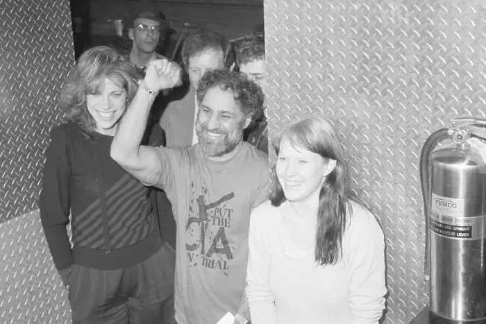 Framed Print : Carly Simon with Abbie Hoffman and Amy Carter Framed Print : Carly Simon with Abbie Hoffman and Amy Carter