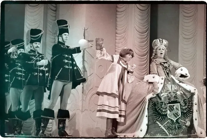 Framed Print : Carol Burnett and Beverly Sills in Sketch