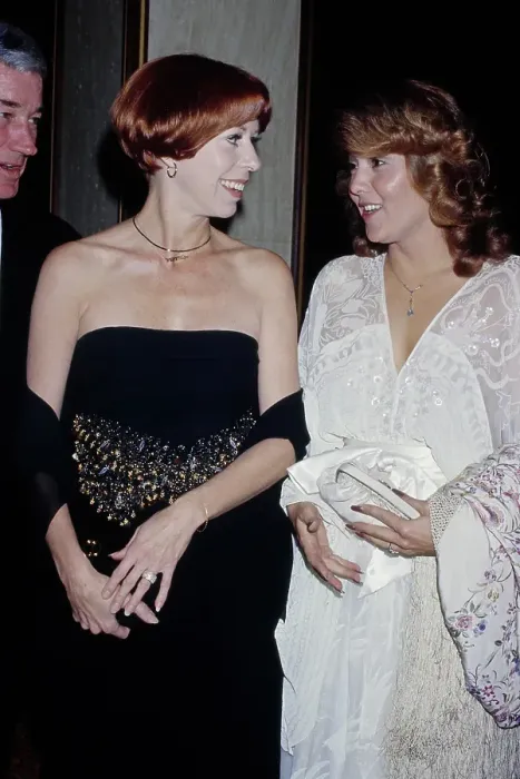 Framed Print : Carol Burnett & Brenda Vaccaro Framed Print : Carol Burnett & Brenda Vaccaro