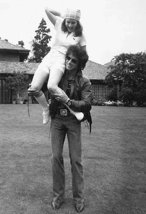 Framed Print : Carrie Fisher on Warren Beatty's Shoulder Framed Print : Carrie Fisher on Warren Beatty's Shoulder