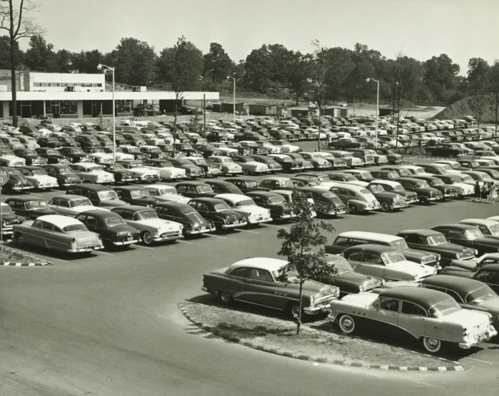 Framed Print : Cars parked on lot at shopping centre, elevated view (B&W) Framed Print : Cars parked on lot at shopping centre, elevated view (B&W)