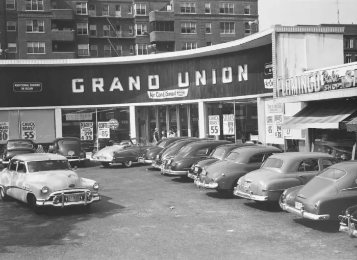 Framed Print : Cars parked in front of store, (B&W) Framed Print : Cars parked in front of store, (B&W)