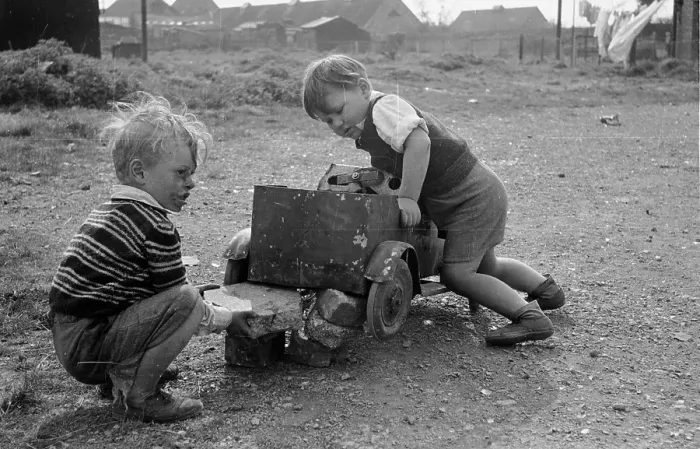 Framed Print : Cart MOT. 29th May 1954: Children playing with their cart in a poor area of Bristol Framed Print : Cart MOT. 29th May 1954: Children playing with their cart in a poor area of Bristol