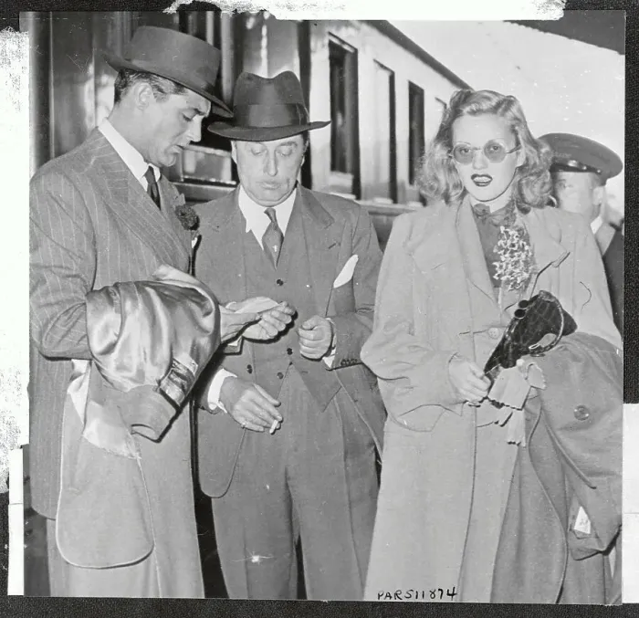 Framed Print : Cary Grant and Phyllis Brooks at Train Station Framed Print : Cary Grant and Phyllis Brooks at Train Station