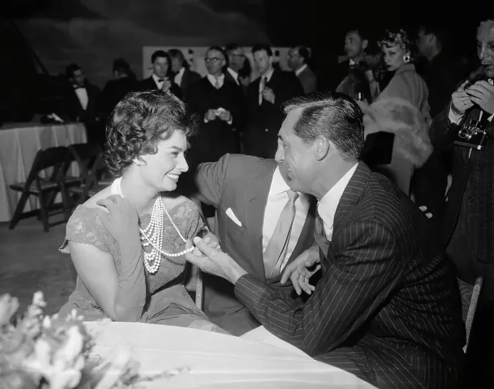 Framed Print : Cary Grant with Stanley Kramer and Sophia Loren Framed Print : Cary Grant with Stanley Kramer and Sophia Loren