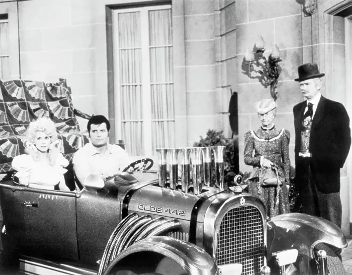 : Cast of The Beverly Hillbillies Posing on Set : Cast of The Beverly Hillbillies Posing on Set