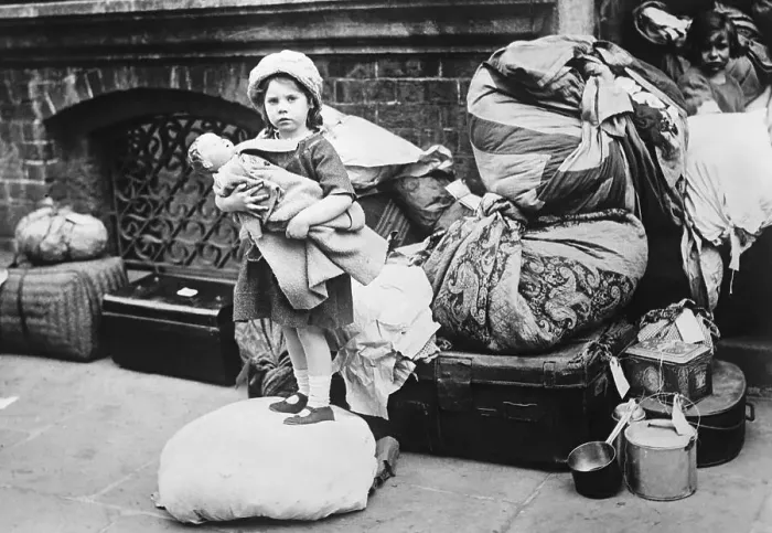 Framed Print : Catholic Refugee from Belfast Arrives in Dublin 1922 Framed Print : Catholic Refugee from Belfast Arrives in Dublin 1922