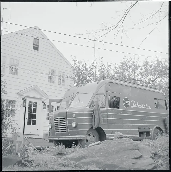  : CBS Mobile TV Van