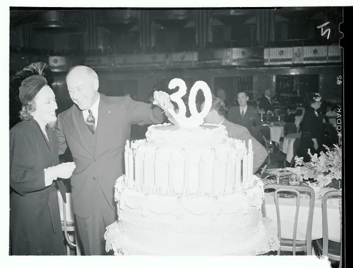 Framed Print : Cecil B. DeMille and Gloria Swanson Standing Next to Large Cake Framed Print : Cecil B. DeMille and Gloria Swanson Standing Next to Large Cake