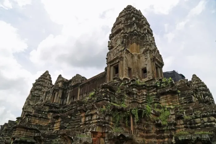 Framed Print : Central sanctuary of Angkor Wat with vegetation Framed Print : Central sanctuary of Angkor Wat with vegetation