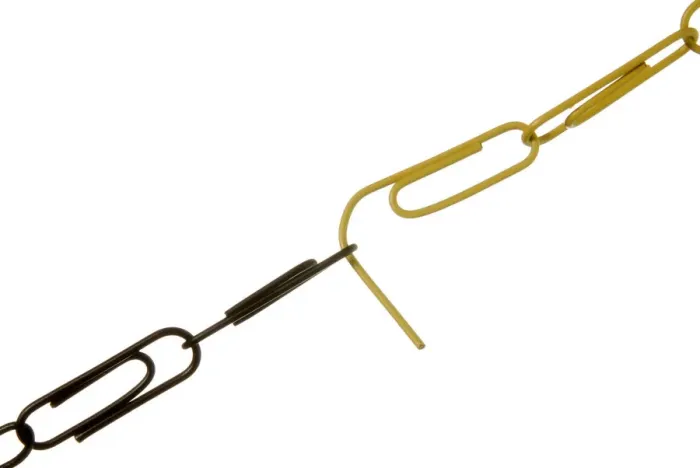 Framed Print : Chain of black and yellow paper clips dissolving where they are joined, symbolic image for problems of the black yellow coalition