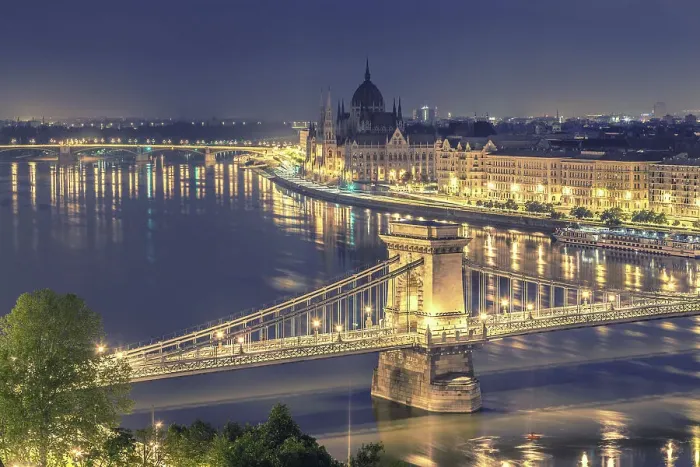 Framed Print : Chain Bridge and Hungarian Parliament Framed Print : Chain Bridge and Hungarian Parliament