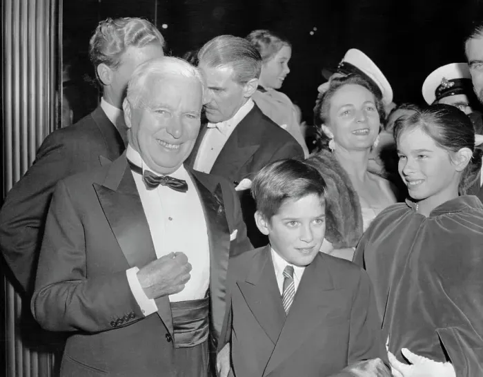 チャップリンと子供のアートプリント Charlie Chaplin with Children at London Premiere Print. Art Prints