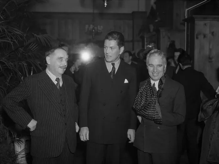 Framed Print : Charlie Chaplin Posing with H.G. Wells and Gene Tunney Framed Print : Charlie Chaplin Posing with H.G. Wells and Gene Tunney