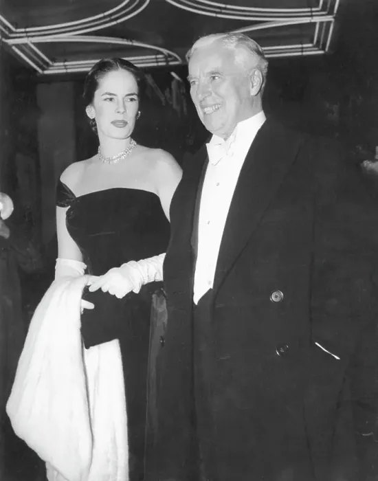 Framed Print : Charlie and Oona Chaplin Arriving at a Film Premiere Framed Print : Charlie and Oona Chaplin Arriving at a Film Premiere